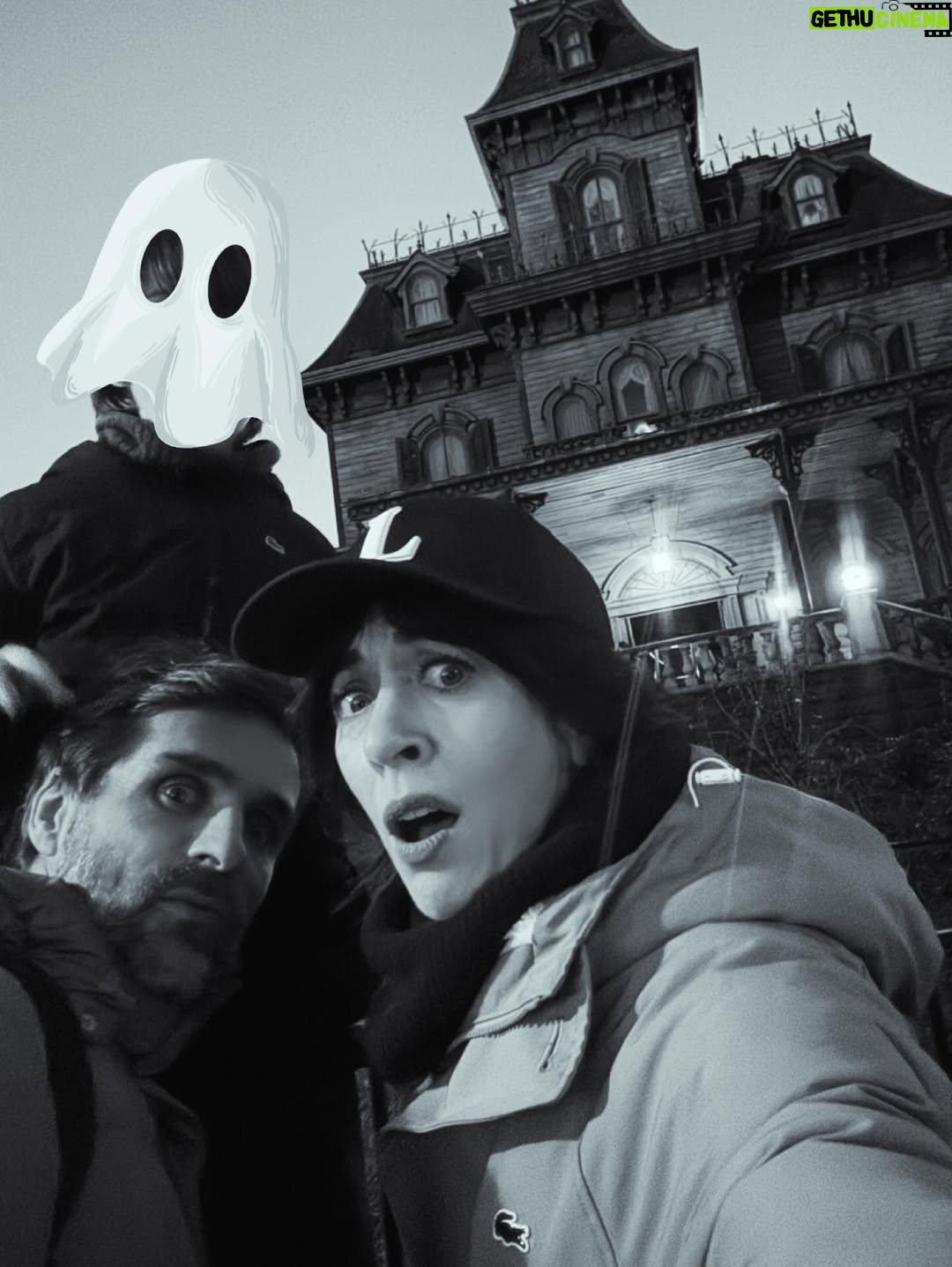 Nolwenn Leroy - 7.1K Likes - De retour en famille à @disneylandparis pour une parenthèse enchantée, entre décors féeriques, musique et émerveillement à chaque instant🤩✨✨
Merci @sarahsettbon & toute l’équipe du parc pour cet accueil chaleureux et pour ces souvenirs précieux qui rendent les fêtes de Noël encore plus magiques🎄🎁🎅🏼❤️💚 💫 #DisneylandParis #MagieDeNoël #MerciDisney