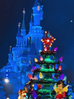 Nolwenn Leroy Instagram - De retour en famille à @disneylandparis pour une parenthèse enchantée, entre décors féeriques, musique et émerveillement à chaque instant🤩✨✨
Merci @sarahsettbon & toute l’équipe du parc pour cet accueil chaleureux et pour ces souvenirs précieux qui rendent les fêtes de Noël encore plus magiques🎄🎁🎅🏼❤️💚 💫 #DisneylandParis #MagieDeNoël #MerciDisney