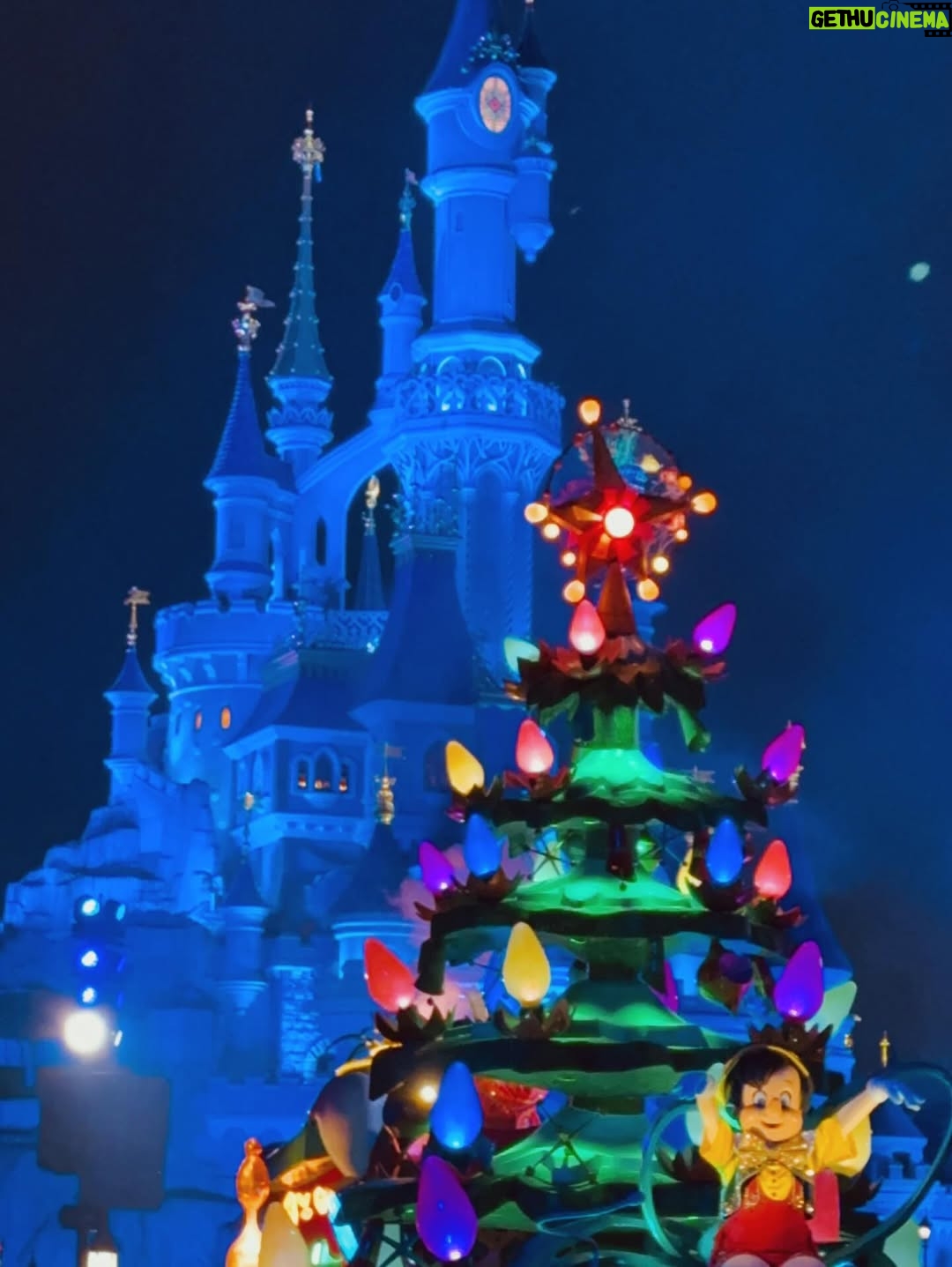 Nolwenn Leroy - 7.1K Likes - De retour en famille à @disneylandparis pour une parenthèse enchantée, entre décors féeriques, musique et émerveillement à chaque instant🤩✨✨
Merci @sarahsettbon & toute l’équipe du parc pour cet accueil chaleureux et pour ces souvenirs précieux qui rendent les fêtes de Noël encore plus magiques🎄🎁🎅🏼❤️💚 💫 #DisneylandParis #MagieDeNoël #MerciDisney