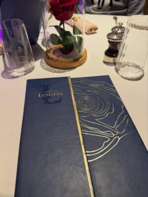 Nolwenn Leroy Instagram - De retour en famille à @disneylandparis pour une parenthèse enchantée, entre décors féeriques, musique et émerveillement à chaque instant🤩✨✨
Merci @sarahsettbon & toute l’équipe du parc pour cet accueil chaleureux et pour ces souvenirs précieux qui rendent les fêtes de Noël encore plus magiques🎄🎁🎅🏼❤️💚 💫 #DisneylandParis #MagieDeNoël #MerciDisney