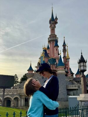 Nolwenn Leroy Instagram - Un immense merci @disneylandparis pour cette journée inoubliable en famille, à l’occasion du Festival Halloween! Toute première visite de mon petit garçon dans cet univers magique !🎃👻✨ #PremièreVisite #MagieDisney #festivalhalloweendisney #halloweenvibes