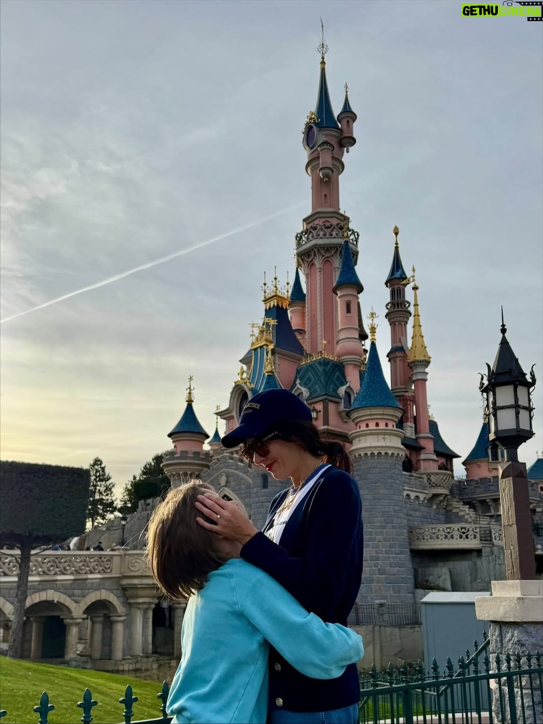 Nolwenn Leroy - 12.8K Likes - Un immense merci @disneylandparis pour cette journée inoubliable en famille, à l’occasion du Festival Halloween! Toute première visite de mon petit garçon dans cet univers magique !🎃👻✨ #PremièreVisite #MagieDisney #festivalhalloweendisney #halloweenvibes
