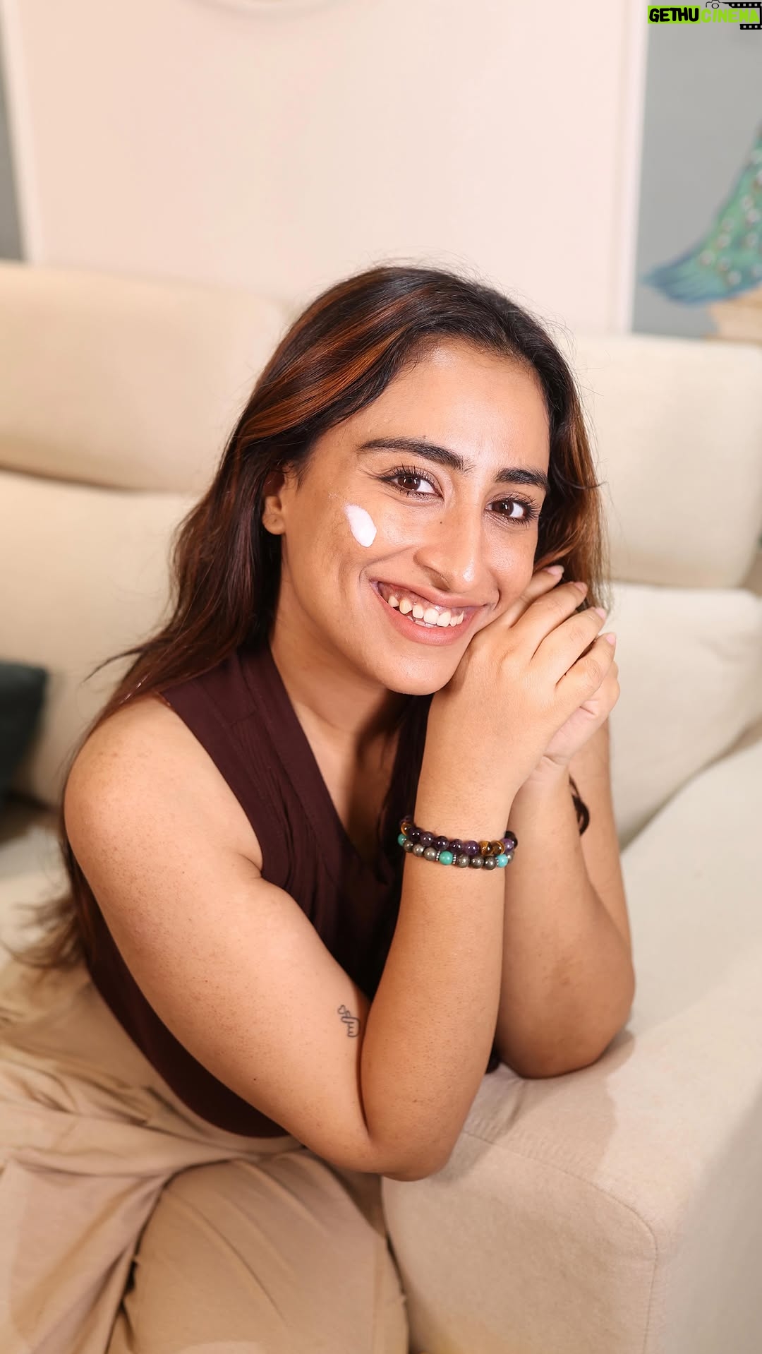 Noopur Kalra - 1.4K Likes - Greasy sunscreen? 🚫
Dream sunscreen = FOUND ✨
Hello glow, bye grease 💛
Mamaearth Vitamin C Daily Glow Sunscreen
@Mamaearth.in

#Mamaearth #VitaminCDailyGlowSunscreen #GlowWithoutGrease #SPF50