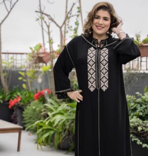 Nora Skalli Instagram - تبارك الله على المرأة المغربية المبدعة ، شكراا لالة مونية على اهتمامك باطلالاتي في المسلسل الجديد بغيت حياتك ودور سهام باحلى جلالب مغربية بلمسة فنية @mouniabenhida #tvshow #morocco🇲🇦 #artwork #احبكم_متابعيني ♥️♥️♥️