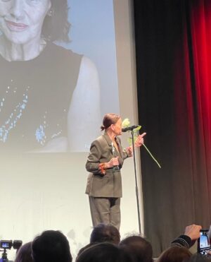 Nur Sürer Instagram - 29. Nürnberg Türkiye Almanya Film Festivali Onur Ödülü dün gece yapılan açılış töreni ile #NurSürer e takdim edildi. 

@nursurerofficial 🤍 
Teşekkürler @filmfestival_fftd @akyildiz_ayten @adilkaya_net

Teşekkürler 
#reklam @sorbe__ 🤍