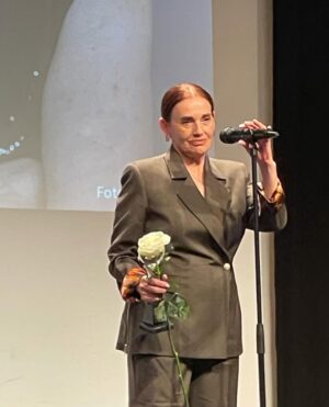 Nur Sürer Instagram - 29. Nürnberg Türkiye Almanya Film Festivali Onur Ödülü dün gece yapılan açılış töreni ile #NurSürer e takdim edildi. 

@nursurerofficial 🤍 
Teşekkürler @filmfestival_fftd @akyildiz_ayten @adilkaya_net

Teşekkürler 
#reklam @sorbe__ 🤍