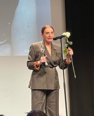 Nur Sürer Instagram - 29. Nürnberg Türkiye Almanya Film Festivali Onur Ödülü dün gece yapılan açılış töreni ile #NurSürer e takdim edildi. 

@nursurerofficial 🤍 
Teşekkürler @filmfestival_fftd @akyildiz_ayten @adilkaya_net

Teşekkürler 
#reklam @sorbe__ 🤍
