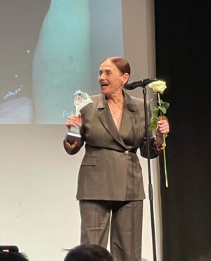 Nur Sürer Instagram - 29. Nürnberg Türkiye Almanya Film Festivali Onur Ödülü dün gece yapılan açılış töreni ile #NurSürer e takdim edildi. 

@nursurerofficial 🤍 
Teşekkürler @filmfestival_fftd @akyildiz_ayten @adilkaya_net

Teşekkürler 
#reklam @sorbe__ 🤍