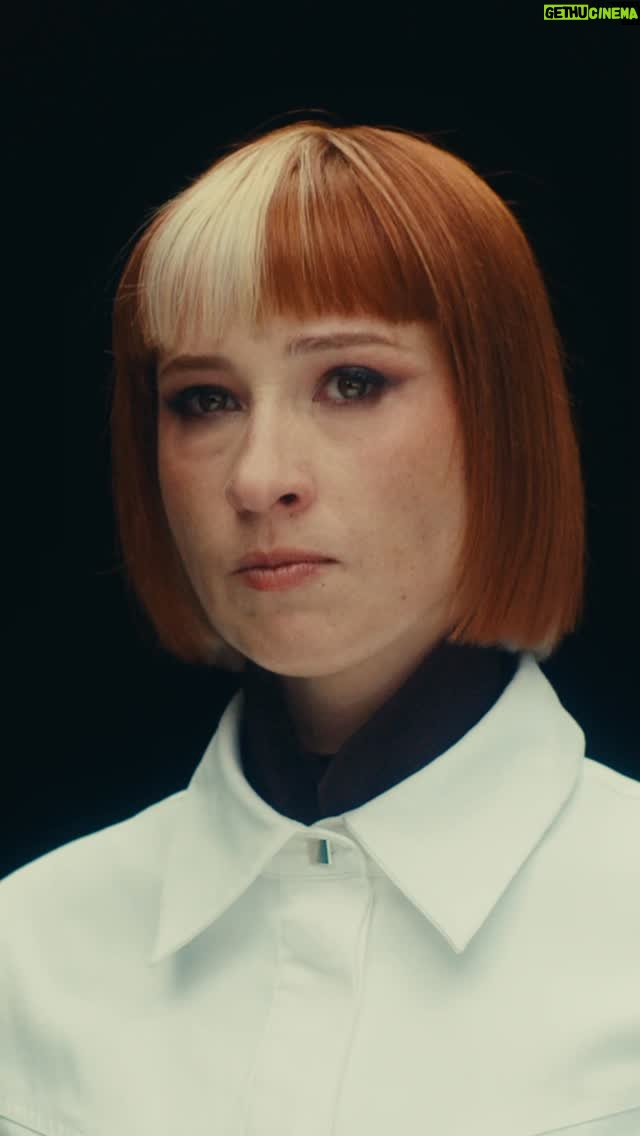 Océane Colom - 148.5K Likes - JE T’ACCUSE - Le clip est là.

« Je t’accuse » s’adresse à celles et ceux qui savent.
À celles et ceux qui ont trop longtemps souffert en silence.
À ceux qui peuvent encore choisir d’écouter, d’agir.

Autour de moi, des femmes et des hommes qui, comme moi, ont vécu des violences sexuelles ou sexistes. Ensemble, nous avons transformé la douleur en force. En un chant. En un appel. Merci à eux pour leur courage et leur présence essentielle. 

Ce projet est né d’un besoin vital : celui de dire. De ne plus se taire.
Je ne voulais pas porter ce cri seule car je sais que nous sommes des millions à pouvoir dire 
« Je t’accuse ». 

Merci à @andrea_bescond de m’avoir accompagné dans cette aventure, merci pour sa réalisation puissante, merci à chaque personne présente dans ce clip.

Ce projet est pour nous. Il est pour vous.
Cette chanson, c’est une main tendue.
À celles et ceux qui se sentent seuls.
À celles et ceux qui ont peur, honte, ou qui n’ont plus de force.
Vous n’êtes pas seuls.

Puissent ces mots réconforter, soutenir, rassembler.
Pour que cette parole continue de vivre, au-delà de la musique.

Je reverse la totalité de mes droits éditoriaux à la @fondationdesfemmes en soutien à leurs combats.
💜