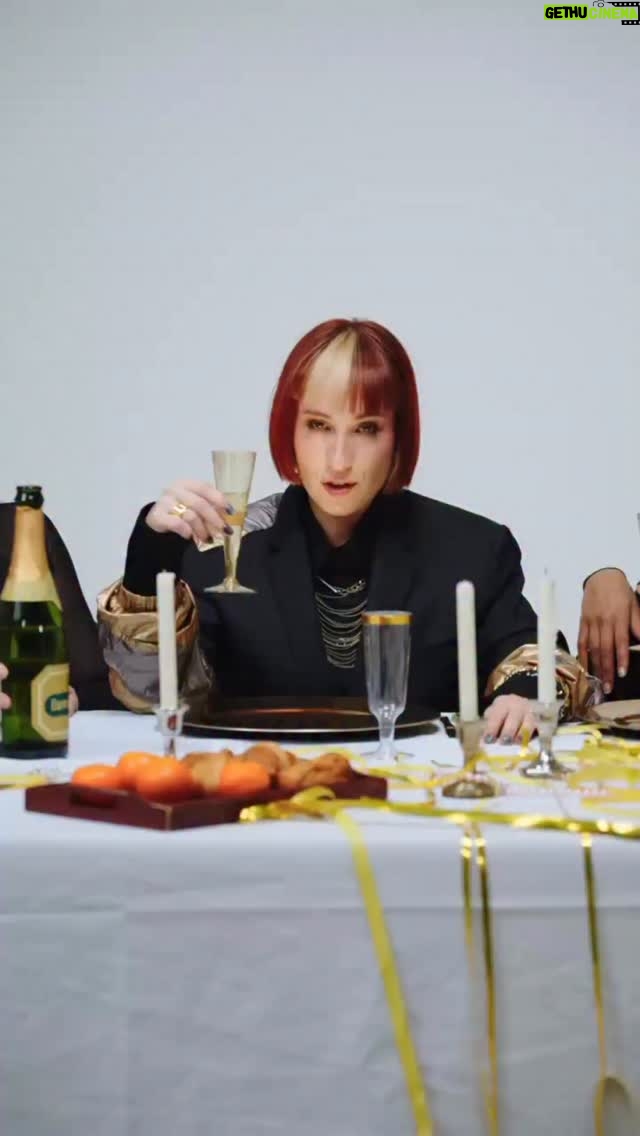 Océane Colom - 115.7K Likes - Bonnes fêtes à tous 🍾✨😅
Et surtout ne parlons pas des guerres en cours, du rapport du GIEC, de l’inflation, des excuses en carton de Brigitte ou de l’héritage de mamie. ❤️

@killian.monjanel 📹
gaaaang/ @sharlynesay @michmich @linsouche @lisaingrandloustau 👑 
@adrien.ouaki à la choré 🕺