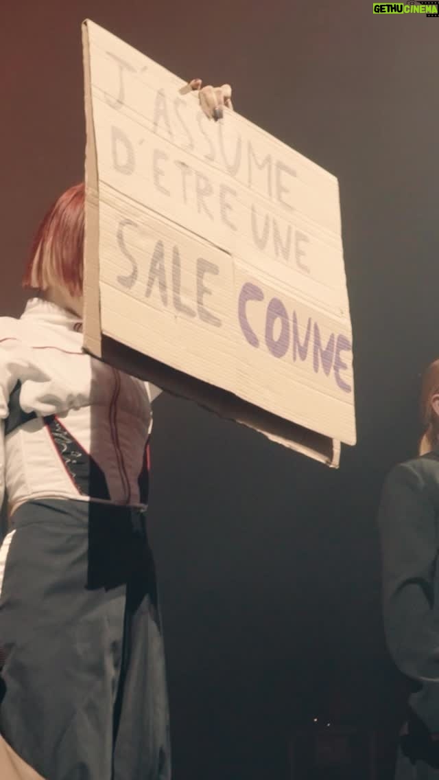Océane Colom - 117.5K Likes - Parfois les concerts ont des airs de manif ✊🏻💜
Parfois la salle devient une foule qui chante d’une seule voix.

Ce soir-là, comme tant d’autres, la salle de concert est devenue un espace sûr, bruyant, vivant.
Merci infini de faire résonner « Je t’accuse » plus fort que le silence.

@killian.monjanel 📹
