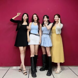 Oh Seung-ah Instagram - 사랑하는 < 레인보우18 > 우리랑 현영이
음악중심 데뷔무대를 축하해주러 노글이와 함께
상암MBC에서 찰칵📸
현역아이돌한테 안밀리는 우리 레인보우18🌈💛🧡
이번년도 행사는 다 우리애들이 휩쓸길~~~🌈🤟🏻🤟🏻❤️