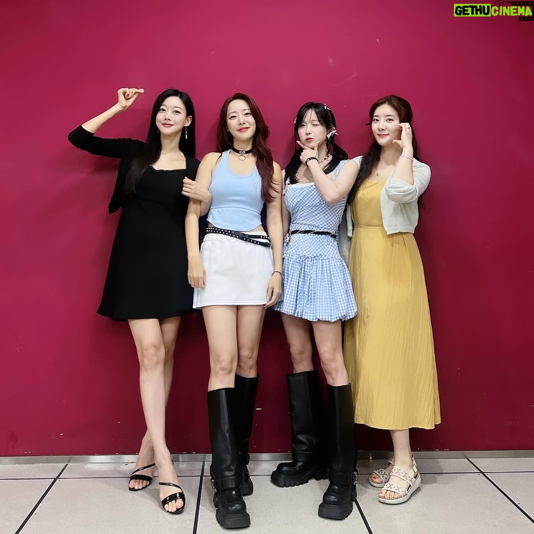 Oh Seung-ah - 2.9K Likes - 사랑하는 < 레인보우18 > 우리랑 현영이
음악중심 데뷔무대를 축하해주러 노글이와 함께
상암MBC에서 찰칵📸

현역아이돌한테 안밀리는 우리 레인보우18🌈💛🧡
이번년도 행사는 다 우리애들이 휩쓸길~~~🌈🤟🏻🤟🏻❤️