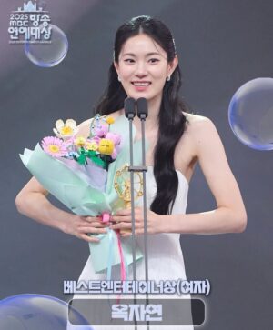 Ok Ja-yeon Instagram - 제가 ‘MBC 연예대상’에서 ‘베스트 엔터테이너상’을 받다니요…! 이런 상상하지도 못한 일이 일어나기도 하네요,,, <나혼자산다> 덕분에, 응원해주신 시청자 여러분 덕분에 이런 상을 받아봅니다- 저의 소소하고 서툴기도 한 삶의 한 켠을 정성껏 담아 주신 <나혼자산다> 제작진 여러분, 매번 따뜻하게 맞아주시는 나혼산 멤버분들 진심으로 감사드립니다. 특히, 너무 당황해서 수상소감때 말씀 못 드렸는데 ㅜㅜ 저를 나혼산과 만나게 해주신 허항 피디님, 걱정 많은 저를 늘 다독여주시는 양지인 작가님 정말 정말 많이 많이 감사드려요…!!! 🥹
리얼리티 예능에 처음 도전하면서 두려움도 컸었는데, 한 해 동안 시청자 여러분께 큰 사랑을 받으며, ‘꾸미지 않아도 나로 괜찮구나’하는 위안과 용기를 얻었습니다. 받은 사랑을 나눌 수 있도록 늘 되새기겠습니다. 감사합니다!
