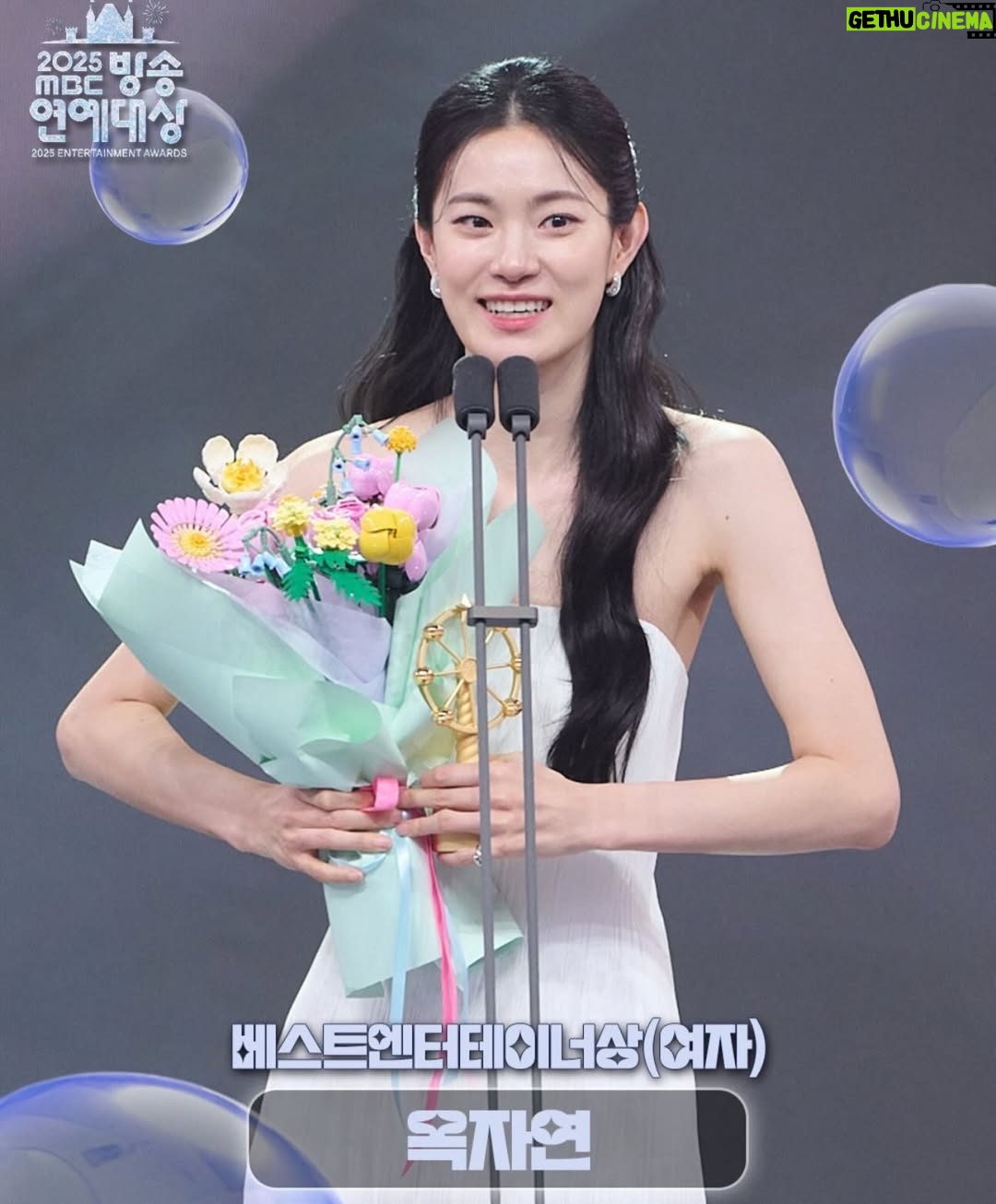 Ok Ja-yeon - 9.4K Likes - 제가 ‘MBC 연예대상’에서 ‘베스트 엔터테이너상’을 받다니요…! 이런 상상하지도 못한 일이 일어나기도 하네요,,, <나혼자산다> 덕분에, 응원해주신 시청자 여러분 덕분에 이런 상을 받아봅니다- 저의 소소하고 서툴기도 한 삶의 한 켠을 정성껏 담아 주신 <나혼자산다> 제작진 여러분, 매번 따뜻하게 맞아주시는 나혼산 멤버분들 진심으로 감사드립니다. 특히, 너무 당황해서 수상소감때 말씀 못 드렸는데 ㅜㅜ 저를 나혼산과 만나게 해주신 허항 피디님, 걱정 많은 저를 늘 다독여주시는 양지인 작가님 정말 정말 많이 많이 감사드려요…!!! 🥹
리얼리티 예능에 처음 도전하면서 두려움도 컸었는데, 한 해 동안 시청자 여러분께 큰 사랑을 받으며, ‘꾸미지 않아도 나로 괜찮구나’하는 위안과 용기를 얻었습니다. 받은 사랑을 나눌 수 있도록 늘 되새기겠습니다. 감사합니다!