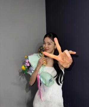 Ok Ja-yeon Instagram - 제가 ‘MBC 연예대상’에서 ‘베스트 엔터테이너상’을 받다니요…! 이런 상상하지도 못한 일이 일어나기도 하네요,,, <나혼자산다> 덕분에, 응원해주신 시청자 여러분 덕분에 이런 상을 받아봅니다- 저의 소소하고 서툴기도 한 삶의 한 켠을 정성껏 담아 주신 <나혼자산다> 제작진 여러분, 매번 따뜻하게 맞아주시는 나혼산 멤버분들 진심으로 감사드립니다. 특히, 너무 당황해서 수상소감때 말씀 못 드렸는데 ㅜㅜ 저를 나혼산과 만나게 해주신 허항 피디님, 걱정 많은 저를 늘 다독여주시는 양지인 작가님 정말 정말 많이 많이 감사드려요…!!! 🥹
리얼리티 예능에 처음 도전하면서 두려움도 컸었는데, 한 해 동안 시청자 여러분께 큰 사랑을 받으며, ‘꾸미지 않아도 나로 괜찮구나’하는 위안과 용기를 얻었습니다. 받은 사랑을 나눌 수 있도록 늘 되새기겠습니다. 감사합니다!