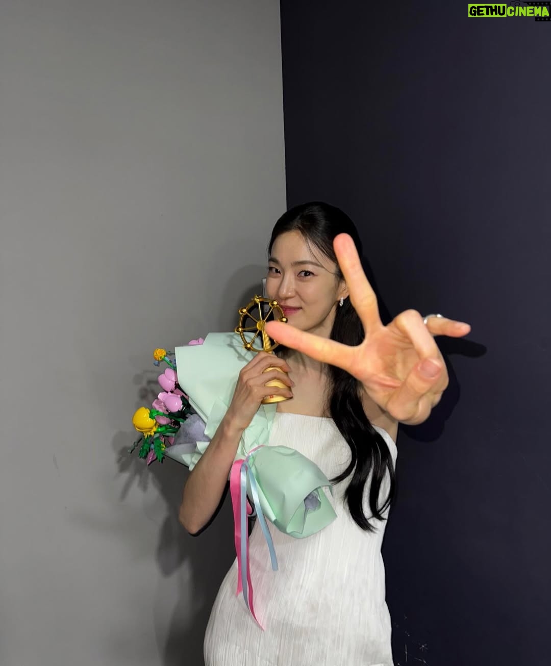 Ok Ja-yeon - 9.4K Likes - 제가 ‘MBC 연예대상’에서 ‘베스트 엔터테이너상’을 받다니요…! 이런 상상하지도 못한 일이 일어나기도 하네요,,, <나혼자산다> 덕분에, 응원해주신 시청자 여러분 덕분에 이런 상을 받아봅니다- 저의 소소하고 서툴기도 한 삶의 한 켠을 정성껏 담아 주신 <나혼자산다> 제작진 여러분, 매번 따뜻하게 맞아주시는 나혼산 멤버분들 진심으로 감사드립니다. 특히, 너무 당황해서 수상소감때 말씀 못 드렸는데 ㅜㅜ 저를 나혼산과 만나게 해주신 허항 피디님, 걱정 많은 저를 늘 다독여주시는 양지인 작가님 정말 정말 많이 많이 감사드려요…!!! 🥹
리얼리티 예능에 처음 도전하면서 두려움도 컸었는데, 한 해 동안 시청자 여러분께 큰 사랑을 받으며, ‘꾸미지 않아도 나로 괜찮구나’하는 위안과 용기를 얻었습니다. 받은 사랑을 나눌 수 있도록 늘 되새기겠습니다. 감사합니다!