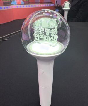 Ok Ja-yeon Instagram - 제가 ‘MBC 연예대상’에서 ‘베스트 엔터테이너상’을 받다니요…! 이런 상상하지도 못한 일이 일어나기도 하네요,,, <나혼자산다> 덕분에, 응원해주신 시청자 여러분 덕분에 이런 상을 받아봅니다- 저의 소소하고 서툴기도 한 삶의 한 켠을 정성껏 담아 주신 <나혼자산다> 제작진 여러분, 매번 따뜻하게 맞아주시는 나혼산 멤버분들 진심으로 감사드립니다. 특히, 너무 당황해서 수상소감때 말씀 못 드렸는데 ㅜㅜ 저를 나혼산과 만나게 해주신 허항 피디님, 걱정 많은 저를 늘 다독여주시는 양지인 작가님 정말 정말 많이 많이 감사드려요…!!! 🥹
리얼리티 예능에 처음 도전하면서 두려움도 컸었는데, 한 해 동안 시청자 여러분께 큰 사랑을 받으며, ‘꾸미지 않아도 나로 괜찮구나’하는 위안과 용기를 얻었습니다. 받은 사랑을 나눌 수 있도록 늘 되새기겠습니다. 감사합니다!
