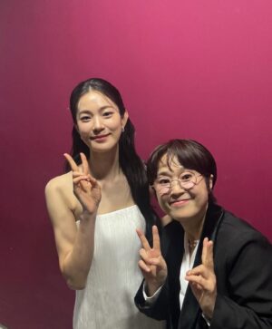 Ok Ja-yeon Instagram - 제가 ‘MBC 연예대상’에서 ‘베스트 엔터테이너상’을 받다니요…! 이런 상상하지도 못한 일이 일어나기도 하네요,,, <나혼자산다> 덕분에, 응원해주신 시청자 여러분 덕분에 이런 상을 받아봅니다- 저의 소소하고 서툴기도 한 삶의 한 켠을 정성껏 담아 주신 <나혼자산다> 제작진 여러분, 매번 따뜻하게 맞아주시는 나혼산 멤버분들 진심으로 감사드립니다. 특히, 너무 당황해서 수상소감때 말씀 못 드렸는데 ㅜㅜ 저를 나혼산과 만나게 해주신 허항 피디님, 걱정 많은 저를 늘 다독여주시는 양지인 작가님 정말 정말 많이 많이 감사드려요…!!! 🥹
리얼리티 예능에 처음 도전하면서 두려움도 컸었는데, 한 해 동안 시청자 여러분께 큰 사랑을 받으며, ‘꾸미지 않아도 나로 괜찮구나’하는 위안과 용기를 얻었습니다. 받은 사랑을 나눌 수 있도록 늘 되새기겠습니다. 감사합니다!