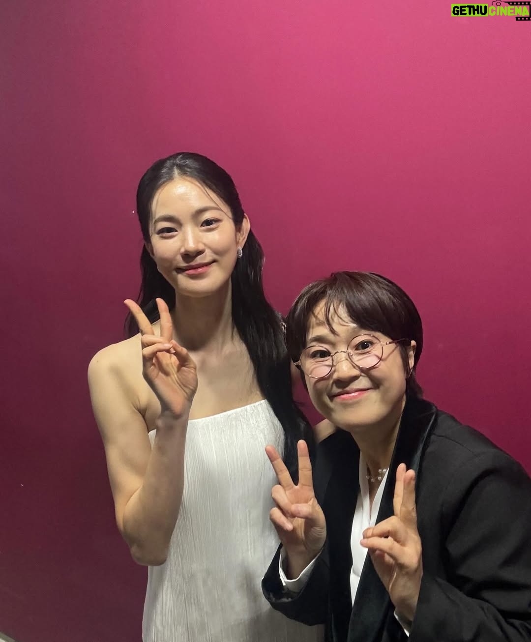 Ok Ja-yeon - 9.4K Likes - 제가 ‘MBC 연예대상’에서 ‘베스트 엔터테이너상’을 받다니요…! 이런 상상하지도 못한 일이 일어나기도 하네요,,, <나혼자산다> 덕분에, 응원해주신 시청자 여러분 덕분에 이런 상을 받아봅니다- 저의 소소하고 서툴기도 한 삶의 한 켠을 정성껏 담아 주신 <나혼자산다> 제작진 여러분, 매번 따뜻하게 맞아주시는 나혼산 멤버분들 진심으로 감사드립니다. 특히, 너무 당황해서 수상소감때 말씀 못 드렸는데 ㅜㅜ 저를 나혼산과 만나게 해주신 허항 피디님, 걱정 많은 저를 늘 다독여주시는 양지인 작가님 정말 정말 많이 많이 감사드려요…!!! 🥹
리얼리티 예능에 처음 도전하면서 두려움도 컸었는데, 한 해 동안 시청자 여러분께 큰 사랑을 받으며, ‘꾸미지 않아도 나로 괜찮구나’하는 위안과 용기를 얻었습니다. 받은 사랑을 나눌 수 있도록 늘 되새기겠습니다. 감사합니다!