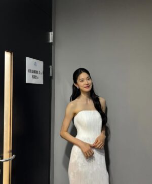 Ok Ja-yeon Instagram - 제가 ‘MBC 연예대상’에서 ‘베스트 엔터테이너상’을 받다니요…! 이런 상상하지도 못한 일이 일어나기도 하네요,,, <나혼자산다> 덕분에, 응원해주신 시청자 여러분 덕분에 이런 상을 받아봅니다- 저의 소소하고 서툴기도 한 삶의 한 켠을 정성껏 담아 주신 <나혼자산다> 제작진 여러분, 매번 따뜻하게 맞아주시는 나혼산 멤버분들 진심으로 감사드립니다. 특히, 너무 당황해서 수상소감때 말씀 못 드렸는데 ㅜㅜ 저를 나혼산과 만나게 해주신 허항 피디님, 걱정 많은 저를 늘 다독여주시는 양지인 작가님 정말 정말 많이 많이 감사드려요…!!! 🥹
리얼리티 예능에 처음 도전하면서 두려움도 컸었는데, 한 해 동안 시청자 여러분께 큰 사랑을 받으며, ‘꾸미지 않아도 나로 괜찮구나’하는 위안과 용기를 얻었습니다. 받은 사랑을 나눌 수 있도록 늘 되새기겠습니다. 감사합니다!