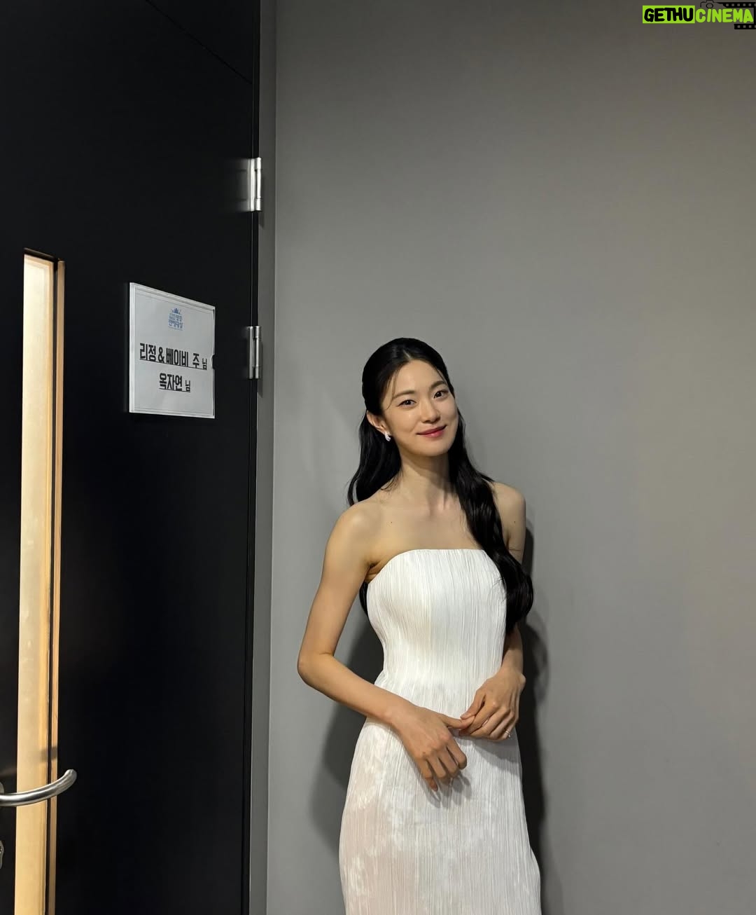 Ok Ja-yeon - 9.4K Likes - 제가 ‘MBC 연예대상’에서 ‘베스트 엔터테이너상’을 받다니요…! 이런 상상하지도 못한 일이 일어나기도 하네요,,, <나혼자산다> 덕분에, 응원해주신 시청자 여러분 덕분에 이런 상을 받아봅니다- 저의 소소하고 서툴기도 한 삶의 한 켠을 정성껏 담아 주신 <나혼자산다> 제작진 여러분, 매번 따뜻하게 맞아주시는 나혼산 멤버분들 진심으로 감사드립니다. 특히, 너무 당황해서 수상소감때 말씀 못 드렸는데 ㅜㅜ 저를 나혼산과 만나게 해주신 허항 피디님, 걱정 많은 저를 늘 다독여주시는 양지인 작가님 정말 정말 많이 많이 감사드려요…!!! 🥹
리얼리티 예능에 처음 도전하면서 두려움도 컸었는데, 한 해 동안 시청자 여러분께 큰 사랑을 받으며, ‘꾸미지 않아도 나로 괜찮구나’하는 위안과 용기를 얻었습니다. 받은 사랑을 나눌 수 있도록 늘 되새기겠습니다. 감사합니다!