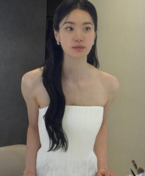 Ok Ja-yeon Instagram - 제가 ‘MBC 연예대상’에서 ‘베스트 엔터테이너상’을 받다니요…! 이런 상상하지도 못한 일이 일어나기도 하네요,,, <나혼자산다> 덕분에, 응원해주신 시청자 여러분 덕분에 이런 상을 받아봅니다- 저의 소소하고 서툴기도 한 삶의 한 켠을 정성껏 담아 주신 <나혼자산다> 제작진 여러분, 매번 따뜻하게 맞아주시는 나혼산 멤버분들 진심으로 감사드립니다. 특히, 너무 당황해서 수상소감때 말씀 못 드렸는데 ㅜㅜ 저를 나혼산과 만나게 해주신 허항 피디님, 걱정 많은 저를 늘 다독여주시는 양지인 작가님 정말 정말 많이 많이 감사드려요…!!! 🥹
리얼리티 예능에 처음 도전하면서 두려움도 컸었는데, 한 해 동안 시청자 여러분께 큰 사랑을 받으며, ‘꾸미지 않아도 나로 괜찮구나’하는 위안과 용기를 얻었습니다. 받은 사랑을 나눌 수 있도록 늘 되새기겠습니다. 감사합니다!