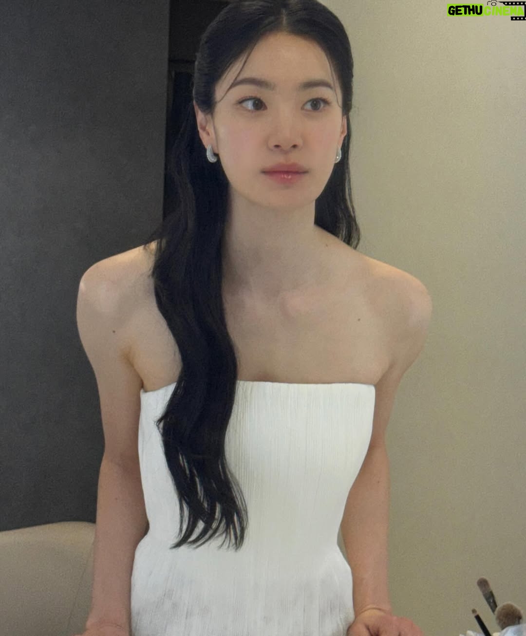 Ok Ja-yeon - 9.4K Likes - 제가 ‘MBC 연예대상’에서 ‘베스트 엔터테이너상’을 받다니요…! 이런 상상하지도 못한 일이 일어나기도 하네요,,, <나혼자산다> 덕분에, 응원해주신 시청자 여러분 덕분에 이런 상을 받아봅니다- 저의 소소하고 서툴기도 한 삶의 한 켠을 정성껏 담아 주신 <나혼자산다> 제작진 여러분, 매번 따뜻하게 맞아주시는 나혼산 멤버분들 진심으로 감사드립니다. 특히, 너무 당황해서 수상소감때 말씀 못 드렸는데 ㅜㅜ 저를 나혼산과 만나게 해주신 허항 피디님, 걱정 많은 저를 늘 다독여주시는 양지인 작가님 정말 정말 많이 많이 감사드려요…!!! 🥹
리얼리티 예능에 처음 도전하면서 두려움도 컸었는데, 한 해 동안 시청자 여러분께 큰 사랑을 받으며, ‘꾸미지 않아도 나로 괜찮구나’하는 위안과 용기를 얻었습니다. 받은 사랑을 나눌 수 있도록 늘 되새기겠습니다. 감사합니다!