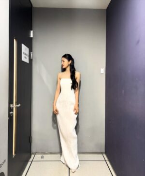 Ok Ja-yeon Instagram - 제가 ‘MBC 연예대상’에서 ‘베스트 엔터테이너상’을 받다니요…! 이런 상상하지도 못한 일이 일어나기도 하네요,,, <나혼자산다> 덕분에, 응원해주신 시청자 여러분 덕분에 이런 상을 받아봅니다- 저의 소소하고 서툴기도 한 삶의 한 켠을 정성껏 담아 주신 <나혼자산다> 제작진 여러분, 매번 따뜻하게 맞아주시는 나혼산 멤버분들 진심으로 감사드립니다. 특히, 너무 당황해서 수상소감때 말씀 못 드렸는데 ㅜㅜ 저를 나혼산과 만나게 해주신 허항 피디님, 걱정 많은 저를 늘 다독여주시는 양지인 작가님 정말 정말 많이 많이 감사드려요…!!! 🥹
리얼리티 예능에 처음 도전하면서 두려움도 컸었는데, 한 해 동안 시청자 여러분께 큰 사랑을 받으며, ‘꾸미지 않아도 나로 괜찮구나’하는 위안과 용기를 얻었습니다. 받은 사랑을 나눌 수 있도록 늘 되새기겠습니다. 감사합니다!