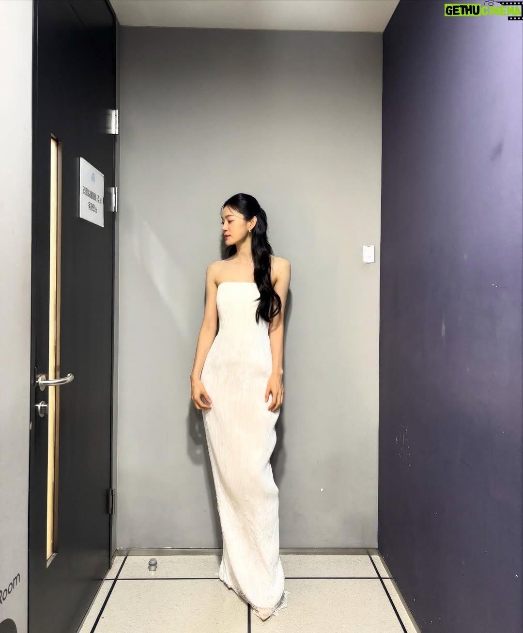 Ok Ja-yeon - 9.4K Likes - 제가 ‘MBC 연예대상’에서 ‘베스트 엔터테이너상’을 받다니요…! 이런 상상하지도 못한 일이 일어나기도 하네요,,, <나혼자산다> 덕분에, 응원해주신 시청자 여러분 덕분에 이런 상을 받아봅니다- 저의 소소하고 서툴기도 한 삶의 한 켠을 정성껏 담아 주신 <나혼자산다> 제작진 여러분, 매번 따뜻하게 맞아주시는 나혼산 멤버분들 진심으로 감사드립니다. 특히, 너무 당황해서 수상소감때 말씀 못 드렸는데 ㅜㅜ 저를 나혼산과 만나게 해주신 허항 피디님, 걱정 많은 저를 늘 다독여주시는 양지인 작가님 정말 정말 많이 많이 감사드려요…!!! 🥹
리얼리티 예능에 처음 도전하면서 두려움도 컸었는데, 한 해 동안 시청자 여러분께 큰 사랑을 받으며, ‘꾸미지 않아도 나로 괜찮구나’하는 위안과 용기를 얻었습니다. 받은 사랑을 나눌 수 있도록 늘 되새기겠습니다. 감사합니다!