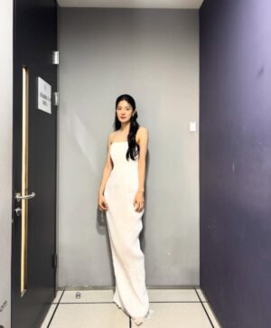 Ok Ja-yeon Instagram - 제가 ‘MBC 연예대상’에서 ‘베스트 엔터테이너상’을 받다니요…! 이런 상상하지도 못한 일이 일어나기도 하네요,,, <나혼자산다> 덕분에, 응원해주신 시청자 여러분 덕분에 이런 상을 받아봅니다- 저의 소소하고 서툴기도 한 삶의 한 켠을 정성껏 담아 주신 <나혼자산다> 제작진 여러분, 매번 따뜻하게 맞아주시는 나혼산 멤버분들 진심으로 감사드립니다. 특히, 너무 당황해서 수상소감때 말씀 못 드렸는데 ㅜㅜ 저를 나혼산과 만나게 해주신 허항 피디님, 걱정 많은 저를 늘 다독여주시는 양지인 작가님 정말 정말 많이 많이 감사드려요…!!! 🥹
리얼리티 예능에 처음 도전하면서 두려움도 컸었는데, 한 해 동안 시청자 여러분께 큰 사랑을 받으며, ‘꾸미지 않아도 나로 괜찮구나’하는 위안과 용기를 얻었습니다. 받은 사랑을 나눌 수 있도록 늘 되새기겠습니다. 감사합니다!