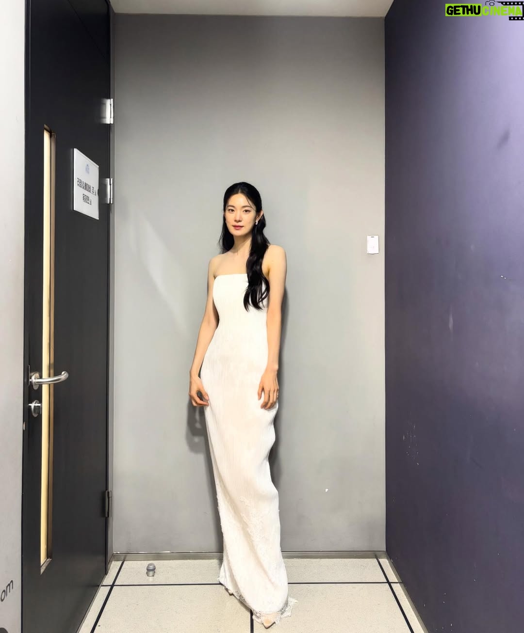 Ok Ja-yeon - 9.4K Likes - 제가 ‘MBC 연예대상’에서 ‘베스트 엔터테이너상’을 받다니요…! 이런 상상하지도 못한 일이 일어나기도 하네요,,, <나혼자산다> 덕분에, 응원해주신 시청자 여러분 덕분에 이런 상을 받아봅니다- 저의 소소하고 서툴기도 한 삶의 한 켠을 정성껏 담아 주신 <나혼자산다> 제작진 여러분, 매번 따뜻하게 맞아주시는 나혼산 멤버분들 진심으로 감사드립니다. 특히, 너무 당황해서 수상소감때 말씀 못 드렸는데 ㅜㅜ 저를 나혼산과 만나게 해주신 허항 피디님, 걱정 많은 저를 늘 다독여주시는 양지인 작가님 정말 정말 많이 많이 감사드려요…!!! 🥹
리얼리티 예능에 처음 도전하면서 두려움도 컸었는데, 한 해 동안 시청자 여러분께 큰 사랑을 받으며, ‘꾸미지 않아도 나로 괜찮구나’하는 위안과 용기를 얻었습니다. 받은 사랑을 나눌 수 있도록 늘 되새기겠습니다. 감사합니다!