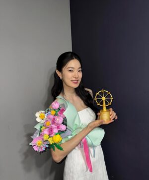 Ok Ja-yeon Instagram - 제가 ‘MBC 연예대상’에서 ‘베스트 엔터테이너상’을 받다니요…! 이런 상상하지도 못한 일이 일어나기도 하네요,,, <나혼자산다> 덕분에, 응원해주신 시청자 여러분 덕분에 이런 상을 받아봅니다- 저의 소소하고 서툴기도 한 삶의 한 켠을 정성껏 담아 주신 <나혼자산다> 제작진 여러분, 매번 따뜻하게 맞아주시는 나혼산 멤버분들 진심으로 감사드립니다. 특히, 너무 당황해서 수상소감때 말씀 못 드렸는데 ㅜㅜ 저를 나혼산과 만나게 해주신 허항 피디님, 걱정 많은 저를 늘 다독여주시는 양지인 작가님 정말 정말 많이 많이 감사드려요…!!! 🥹
리얼리티 예능에 처음 도전하면서 두려움도 컸었는데, 한 해 동안 시청자 여러분께 큰 사랑을 받으며, ‘꾸미지 않아도 나로 괜찮구나’하는 위안과 용기를 얻었습니다. 받은 사랑을 나눌 수 있도록 늘 되새기겠습니다. 감사합니다!