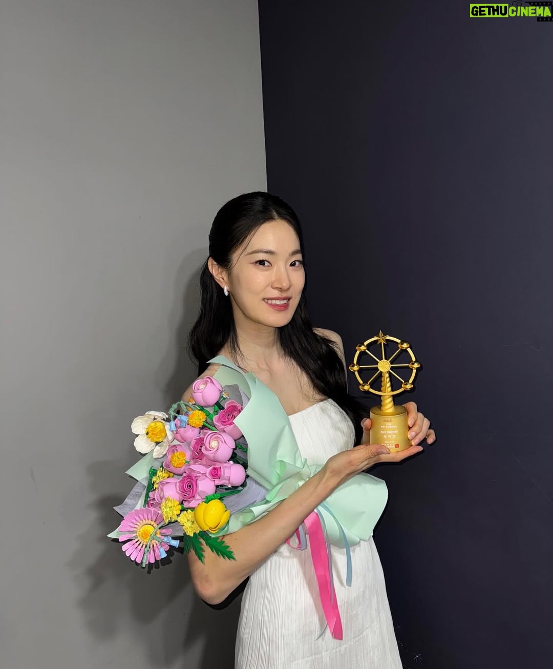 Ok Ja-yeon - 9.4K Likes - 제가 ‘MBC 연예대상’에서 ‘베스트 엔터테이너상’을 받다니요…! 이런 상상하지도 못한 일이 일어나기도 하네요,,, <나혼자산다> 덕분에, 응원해주신 시청자 여러분 덕분에 이런 상을 받아봅니다- 저의 소소하고 서툴기도 한 삶의 한 켠을 정성껏 담아 주신 <나혼자산다> 제작진 여러분, 매번 따뜻하게 맞아주시는 나혼산 멤버분들 진심으로 감사드립니다. 특히, 너무 당황해서 수상소감때 말씀 못 드렸는데 ㅜㅜ 저를 나혼산과 만나게 해주신 허항 피디님, 걱정 많은 저를 늘 다독여주시는 양지인 작가님 정말 정말 많이 많이 감사드려요…!!! 🥹
리얼리티 예능에 처음 도전하면서 두려움도 컸었는데, 한 해 동안 시청자 여러분께 큰 사랑을 받으며, ‘꾸미지 않아도 나로 괜찮구나’하는 위안과 용기를 얻었습니다. 받은 사랑을 나눌 수 있도록 늘 되새기겠습니다. 감사합니다!