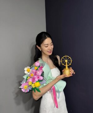 Ok Ja-yeon Instagram - 제가 ‘MBC 연예대상’에서 ‘베스트 엔터테이너상’을 받다니요…! 이런 상상하지도 못한 일이 일어나기도 하네요,,, <나혼자산다> 덕분에, 응원해주신 시청자 여러분 덕분에 이런 상을 받아봅니다- 저의 소소하고 서툴기도 한 삶의 한 켠을 정성껏 담아 주신 <나혼자산다> 제작진 여러분, 매번 따뜻하게 맞아주시는 나혼산 멤버분들 진심으로 감사드립니다. 특히, 너무 당황해서 수상소감때 말씀 못 드렸는데 ㅜㅜ 저를 나혼산과 만나게 해주신 허항 피디님, 걱정 많은 저를 늘 다독여주시는 양지인 작가님 정말 정말 많이 많이 감사드려요…!!! 🥹
리얼리티 예능에 처음 도전하면서 두려움도 컸었는데, 한 해 동안 시청자 여러분께 큰 사랑을 받으며, ‘꾸미지 않아도 나로 괜찮구나’하는 위안과 용기를 얻었습니다. 받은 사랑을 나눌 수 있도록 늘 되새기겠습니다. 감사합니다!