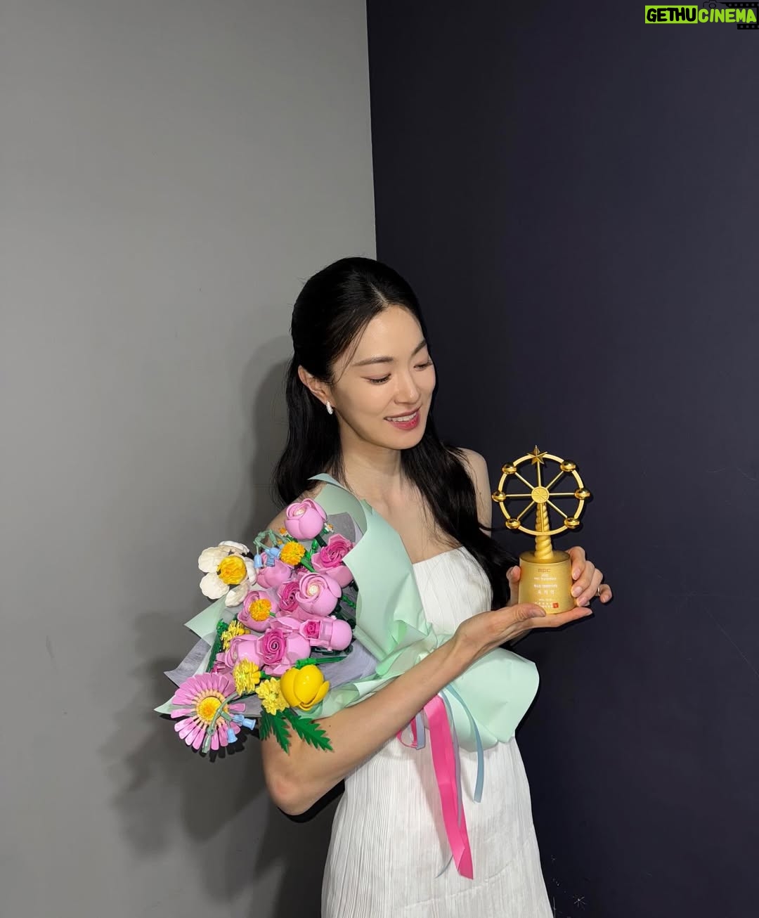 Ok Ja-yeon - 9.4K Likes - 제가 ‘MBC 연예대상’에서 ‘베스트 엔터테이너상’을 받다니요…! 이런 상상하지도 못한 일이 일어나기도 하네요,,, <나혼자산다> 덕분에, 응원해주신 시청자 여러분 덕분에 이런 상을 받아봅니다- 저의 소소하고 서툴기도 한 삶의 한 켠을 정성껏 담아 주신 <나혼자산다> 제작진 여러분, 매번 따뜻하게 맞아주시는 나혼산 멤버분들 진심으로 감사드립니다. 특히, 너무 당황해서 수상소감때 말씀 못 드렸는데 ㅜㅜ 저를 나혼산과 만나게 해주신 허항 피디님, 걱정 많은 저를 늘 다독여주시는 양지인 작가님 정말 정말 많이 많이 감사드려요…!!! 🥹
리얼리티 예능에 처음 도전하면서 두려움도 컸었는데, 한 해 동안 시청자 여러분께 큰 사랑을 받으며, ‘꾸미지 않아도 나로 괜찮구나’하는 위안과 용기를 얻었습니다. 받은 사랑을 나눌 수 있도록 늘 되새기겠습니다. 감사합니다!