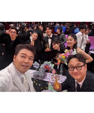 Ok Ja-yeon Instagram - 제가 ‘MBC 연예대상’에서 ‘베스트 엔터테이너상’을 받다니요…! 이런 상상하지도 못한 일이 일어나기도 하네요,,, <나혼자산다> 덕분에, 응원해주신 시청자 여러분 덕분에 이런 상을 받아봅니다- 저의 소소하고 서툴기도 한 삶의 한 켠을 정성껏 담아 주신 <나혼자산다> 제작진 여러분, 매번 따뜻하게 맞아주시는 나혼산 멤버분들 진심으로 감사드립니다. 특히, 너무 당황해서 수상소감때 말씀 못 드렸는데 ㅜㅜ 저를 나혼산과 만나게 해주신 허항 피디님, 걱정 많은 저를 늘 다독여주시는 양지인 작가님 정말 정말 많이 많이 감사드려요…!!! 🥹
리얼리티 예능에 처음 도전하면서 두려움도 컸었는데, 한 해 동안 시청자 여러분께 큰 사랑을 받으며, ‘꾸미지 않아도 나로 괜찮구나’하는 위안과 용기를 얻었습니다. 받은 사랑을 나눌 수 있도록 늘 되새기겠습니다. 감사합니다!