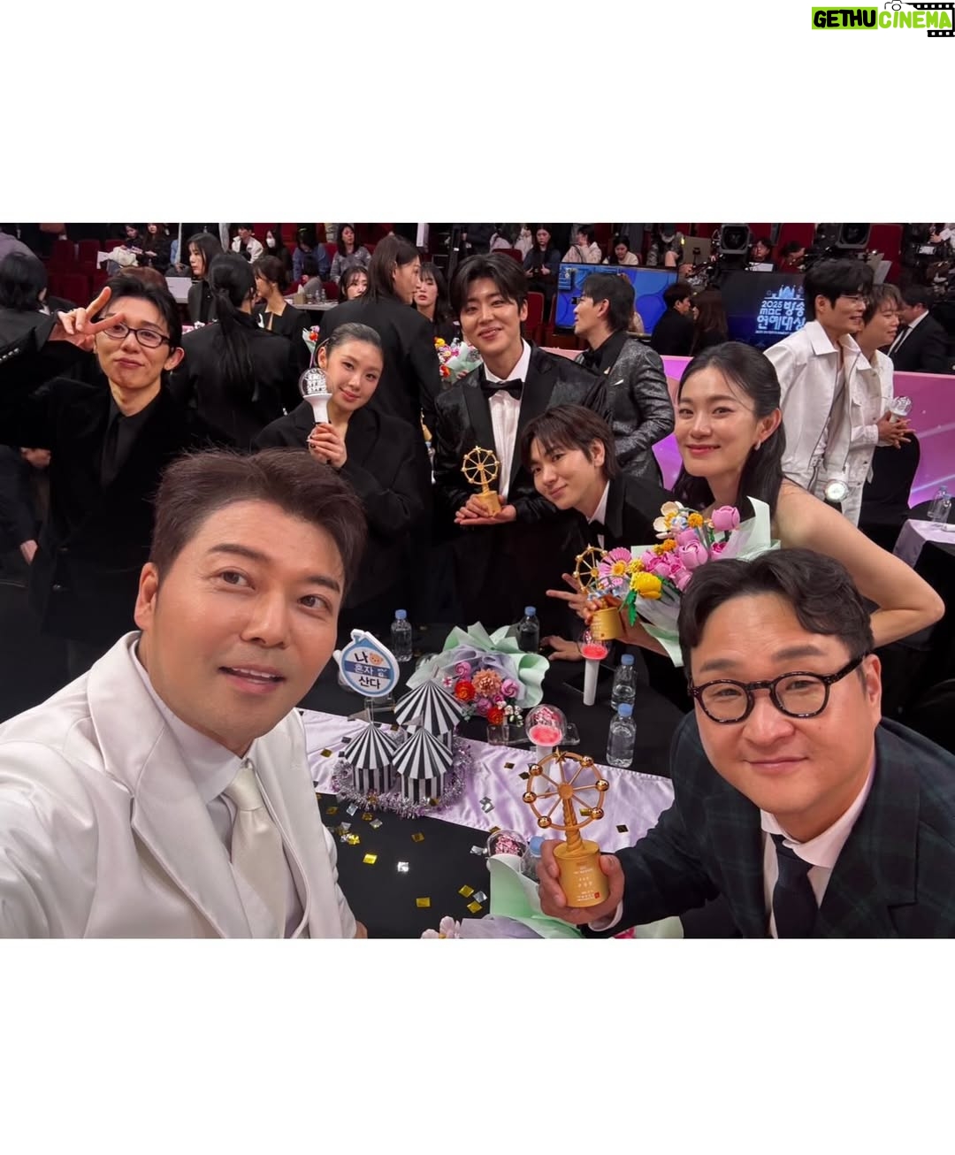 Ok Ja-yeon - 9.4K Likes - 제가 ‘MBC 연예대상’에서 ‘베스트 엔터테이너상’을 받다니요…! 이런 상상하지도 못한 일이 일어나기도 하네요,,, <나혼자산다> 덕분에, 응원해주신 시청자 여러분 덕분에 이런 상을 받아봅니다- 저의 소소하고 서툴기도 한 삶의 한 켠을 정성껏 담아 주신 <나혼자산다> 제작진 여러분, 매번 따뜻하게 맞아주시는 나혼산 멤버분들 진심으로 감사드립니다. 특히, 너무 당황해서 수상소감때 말씀 못 드렸는데 ㅜㅜ 저를 나혼산과 만나게 해주신 허항 피디님, 걱정 많은 저를 늘 다독여주시는 양지인 작가님 정말 정말 많이 많이 감사드려요…!!! 🥹
리얼리티 예능에 처음 도전하면서 두려움도 컸었는데, 한 해 동안 시청자 여러분께 큰 사랑을 받으며, ‘꾸미지 않아도 나로 괜찮구나’하는 위안과 용기를 얻었습니다. 받은 사랑을 나눌 수 있도록 늘 되새기겠습니다. 감사합니다!