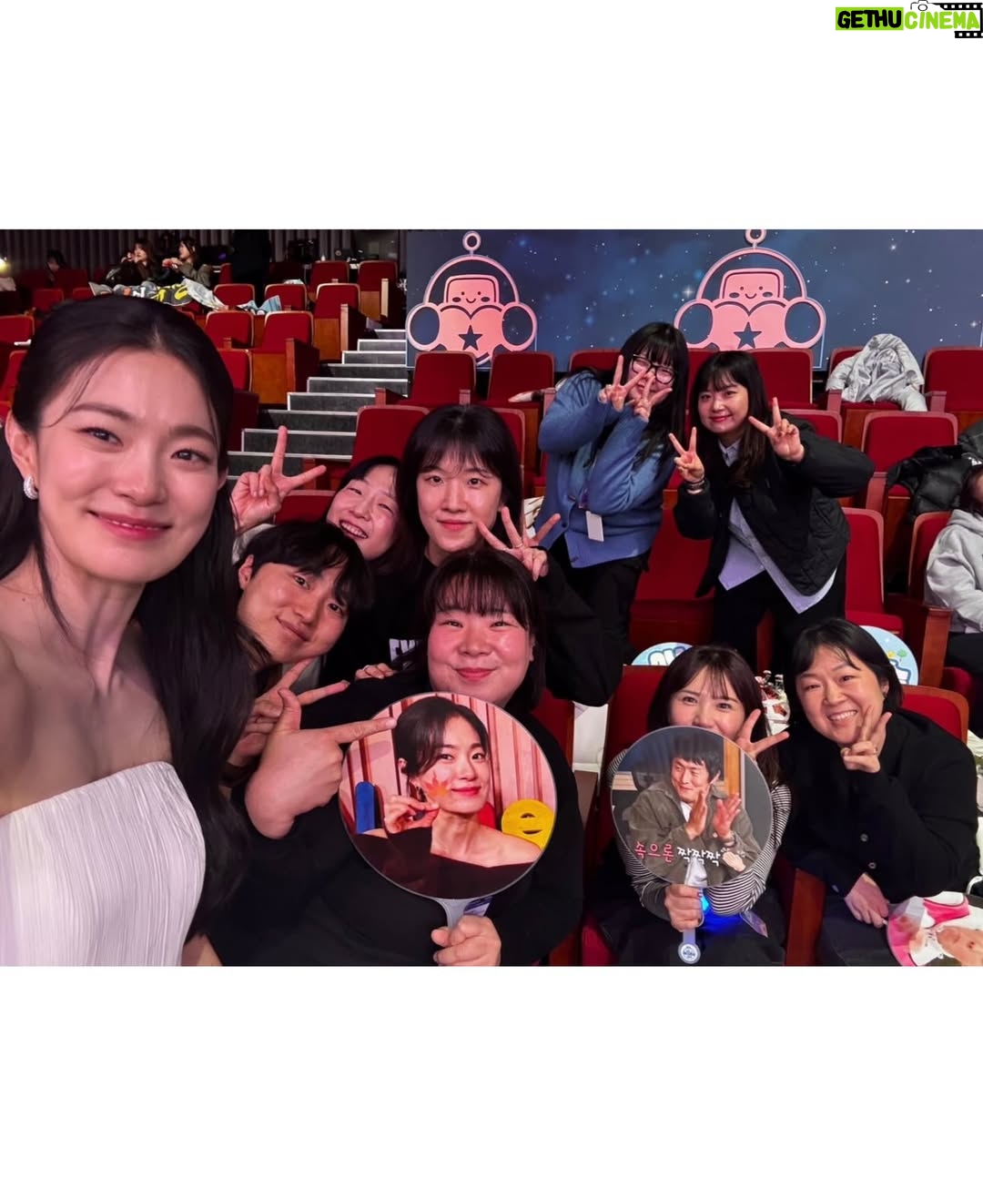 Ok Ja-yeon - 9.4K Likes - 제가 ‘MBC 연예대상’에서 ‘베스트 엔터테이너상’을 받다니요…! 이런 상상하지도 못한 일이 일어나기도 하네요,,, <나혼자산다> 덕분에, 응원해주신 시청자 여러분 덕분에 이런 상을 받아봅니다- 저의 소소하고 서툴기도 한 삶의 한 켠을 정성껏 담아 주신 <나혼자산다> 제작진 여러분, 매번 따뜻하게 맞아주시는 나혼산 멤버분들 진심으로 감사드립니다. 특히, 너무 당황해서 수상소감때 말씀 못 드렸는데 ㅜㅜ 저를 나혼산과 만나게 해주신 허항 피디님, 걱정 많은 저를 늘 다독여주시는 양지인 작가님 정말 정말 많이 많이 감사드려요…!!! 🥹
리얼리티 예능에 처음 도전하면서 두려움도 컸었는데, 한 해 동안 시청자 여러분께 큰 사랑을 받으며, ‘꾸미지 않아도 나로 괜찮구나’하는 위안과 용기를 얻었습니다. 받은 사랑을 나눌 수 있도록 늘 되새기겠습니다. 감사합니다!