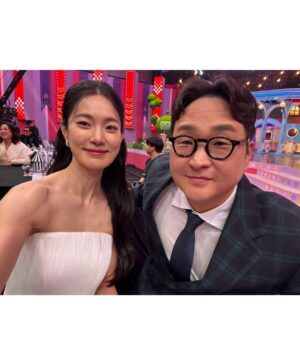 Ok Ja-yeon Instagram - 제가 ‘MBC 연예대상’에서 ‘베스트 엔터테이너상’을 받다니요…! 이런 상상하지도 못한 일이 일어나기도 하네요,,, <나혼자산다> 덕분에, 응원해주신 시청자 여러분 덕분에 이런 상을 받아봅니다- 저의 소소하고 서툴기도 한 삶의 한 켠을 정성껏 담아 주신 <나혼자산다> 제작진 여러분, 매번 따뜻하게 맞아주시는 나혼산 멤버분들 진심으로 감사드립니다. 특히, 너무 당황해서 수상소감때 말씀 못 드렸는데 ㅜㅜ 저를 나혼산과 만나게 해주신 허항 피디님, 걱정 많은 저를 늘 다독여주시는 양지인 작가님 정말 정말 많이 많이 감사드려요…!!! 🥹
리얼리티 예능에 처음 도전하면서 두려움도 컸었는데, 한 해 동안 시청자 여러분께 큰 사랑을 받으며, ‘꾸미지 않아도 나로 괜찮구나’하는 위안과 용기를 얻었습니다. 받은 사랑을 나눌 수 있도록 늘 되새기겠습니다. 감사합니다!