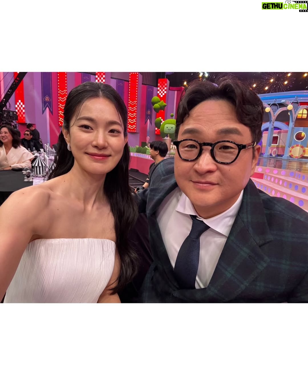 Ok Ja-yeon - 9.4K Likes - 제가 ‘MBC 연예대상’에서 ‘베스트 엔터테이너상’을 받다니요…! 이런 상상하지도 못한 일이 일어나기도 하네요,,, <나혼자산다> 덕분에, 응원해주신 시청자 여러분 덕분에 이런 상을 받아봅니다- 저의 소소하고 서툴기도 한 삶의 한 켠을 정성껏 담아 주신 <나혼자산다> 제작진 여러분, 매번 따뜻하게 맞아주시는 나혼산 멤버분들 진심으로 감사드립니다. 특히, 너무 당황해서 수상소감때 말씀 못 드렸는데 ㅜㅜ 저를 나혼산과 만나게 해주신 허항 피디님, 걱정 많은 저를 늘 다독여주시는 양지인 작가님 정말 정말 많이 많이 감사드려요…!!! 🥹
리얼리티 예능에 처음 도전하면서 두려움도 컸었는데, 한 해 동안 시청자 여러분께 큰 사랑을 받으며, ‘꾸미지 않아도 나로 괜찮구나’하는 위안과 용기를 얻었습니다. 받은 사랑을 나눌 수 있도록 늘 되새기겠습니다. 감사합니다!