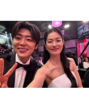 Ok Ja-yeon Instagram - 제가 ‘MBC 연예대상’에서 ‘베스트 엔터테이너상’을 받다니요…! 이런 상상하지도 못한 일이 일어나기도 하네요,,, <나혼자산다> 덕분에, 응원해주신 시청자 여러분 덕분에 이런 상을 받아봅니다- 저의 소소하고 서툴기도 한 삶의 한 켠을 정성껏 담아 주신 <나혼자산다> 제작진 여러분, 매번 따뜻하게 맞아주시는 나혼산 멤버분들 진심으로 감사드립니다. 특히, 너무 당황해서 수상소감때 말씀 못 드렸는데 ㅜㅜ 저를 나혼산과 만나게 해주신 허항 피디님, 걱정 많은 저를 늘 다독여주시는 양지인 작가님 정말 정말 많이 많이 감사드려요…!!! 🥹
리얼리티 예능에 처음 도전하면서 두려움도 컸었는데, 한 해 동안 시청자 여러분께 큰 사랑을 받으며, ‘꾸미지 않아도 나로 괜찮구나’하는 위안과 용기를 얻었습니다. 받은 사랑을 나눌 수 있도록 늘 되새기겠습니다. 감사합니다!