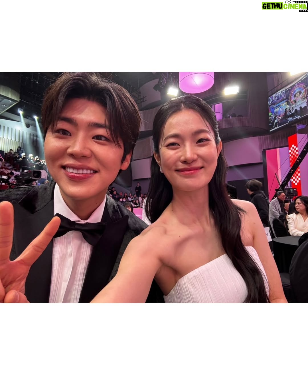 Ok Ja-yeon - 9.4K Likes - 제가 ‘MBC 연예대상’에서 ‘베스트 엔터테이너상’을 받다니요…! 이런 상상하지도 못한 일이 일어나기도 하네요,,, <나혼자산다> 덕분에, 응원해주신 시청자 여러분 덕분에 이런 상을 받아봅니다- 저의 소소하고 서툴기도 한 삶의 한 켠을 정성껏 담아 주신 <나혼자산다> 제작진 여러분, 매번 따뜻하게 맞아주시는 나혼산 멤버분들 진심으로 감사드립니다. 특히, 너무 당황해서 수상소감때 말씀 못 드렸는데 ㅜㅜ 저를 나혼산과 만나게 해주신 허항 피디님, 걱정 많은 저를 늘 다독여주시는 양지인 작가님 정말 정말 많이 많이 감사드려요…!!! 🥹
리얼리티 예능에 처음 도전하면서 두려움도 컸었는데, 한 해 동안 시청자 여러분께 큰 사랑을 받으며, ‘꾸미지 않아도 나로 괜찮구나’하는 위안과 용기를 얻었습니다. 받은 사랑을 나눌 수 있도록 늘 되새기겠습니다. 감사합니다!
