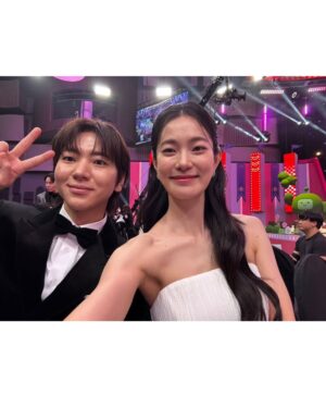 Ok Ja-yeon Instagram - 제가 ‘MBC 연예대상’에서 ‘베스트 엔터테이너상’을 받다니요…! 이런 상상하지도 못한 일이 일어나기도 하네요,,, <나혼자산다> 덕분에, 응원해주신 시청자 여러분 덕분에 이런 상을 받아봅니다- 저의 소소하고 서툴기도 한 삶의 한 켠을 정성껏 담아 주신 <나혼자산다> 제작진 여러분, 매번 따뜻하게 맞아주시는 나혼산 멤버분들 진심으로 감사드립니다. 특히, 너무 당황해서 수상소감때 말씀 못 드렸는데 ㅜㅜ 저를 나혼산과 만나게 해주신 허항 피디님, 걱정 많은 저를 늘 다독여주시는 양지인 작가님 정말 정말 많이 많이 감사드려요…!!! 🥹
리얼리티 예능에 처음 도전하면서 두려움도 컸었는데, 한 해 동안 시청자 여러분께 큰 사랑을 받으며, ‘꾸미지 않아도 나로 괜찮구나’하는 위안과 용기를 얻었습니다. 받은 사랑을 나눌 수 있도록 늘 되새기겠습니다. 감사합니다!