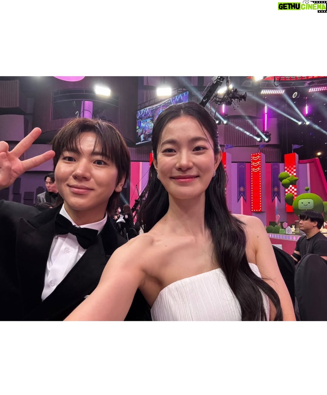 Ok Ja-yeon - 9.4K Likes - 제가 ‘MBC 연예대상’에서 ‘베스트 엔터테이너상’을 받다니요…! 이런 상상하지도 못한 일이 일어나기도 하네요,,, <나혼자산다> 덕분에, 응원해주신 시청자 여러분 덕분에 이런 상을 받아봅니다- 저의 소소하고 서툴기도 한 삶의 한 켠을 정성껏 담아 주신 <나혼자산다> 제작진 여러분, 매번 따뜻하게 맞아주시는 나혼산 멤버분들 진심으로 감사드립니다. 특히, 너무 당황해서 수상소감때 말씀 못 드렸는데 ㅜㅜ 저를 나혼산과 만나게 해주신 허항 피디님, 걱정 많은 저를 늘 다독여주시는 양지인 작가님 정말 정말 많이 많이 감사드려요…!!! 🥹
리얼리티 예능에 처음 도전하면서 두려움도 컸었는데, 한 해 동안 시청자 여러분께 큰 사랑을 받으며, ‘꾸미지 않아도 나로 괜찮구나’하는 위안과 용기를 얻었습니다. 받은 사랑을 나눌 수 있도록 늘 되새기겠습니다. 감사합니다!