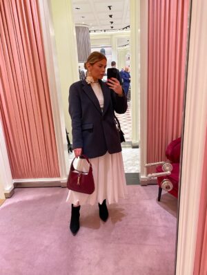 Oksana Adamovich Instagram - Я же говорила, что шопинг это полезно? Покупки заставляют гореть глаза, а поход по огромному торговому центру разгоняет кровообращение и разогревает синовиальную жидкость в суставах😆 
Что я делаю прежде всего в разных странах и это моё самое любимое- это езжу в продуктовые гипермаркеты. Мы ездили в Zorlu Center, тут ещё и походили по брендовым бутикам, я их люблю не по причине пафоса и показухи, люблю прикасаться к этим вещам, как к искусству, что эти прекрасные вещи сотворили талантливые люди.