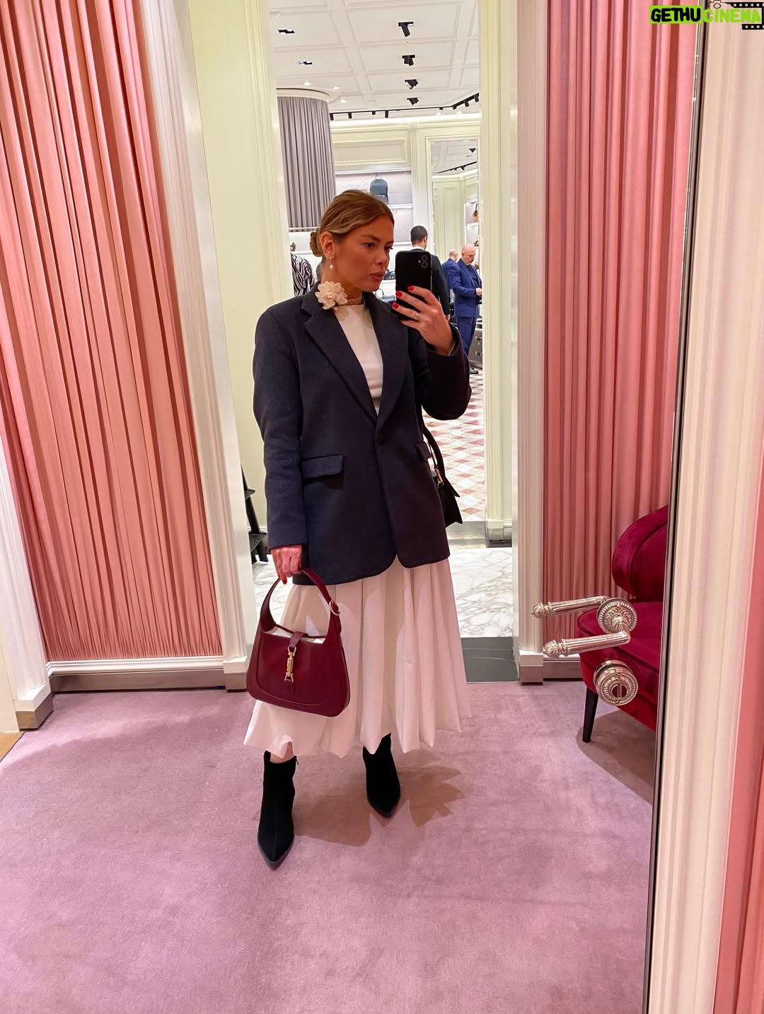 Oksana Adamovich - 14 Likes - Я же говорила, что шопинг это полезно? Покупки заставляют гореть глаза, а поход по огромному торговому центру разгоняет кровообращение и разогревает синовиальную жидкость в суставах😆 
Что я делаю прежде всего в разных странах и это моё самое любимое- это езжу в продуктовые гипермаркеты. Мы ездили в Zorlu Center, тут ещё и походили по брендовым бутикам, я их люблю не по причине пафоса и показухи, люблю прикасаться к этим вещам, как к искусству, что эти прекрасные вещи сотворили талантливые люди.