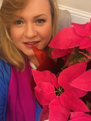 Olesia Zhurakivska Instagram - Серед темряви та знекрилюючих новин , не полишайте себе в зневірі, шукайте себе в люблячих очах, чуйте себе в словах тих , кого любите і кому вірите.
Якщо ви тут, значить- ви необхідні.
Ось у цій миті, місці , місті, країні саме ви і саме зараз.
#zhurakivska_olesya #ukraine #ukrainianactress #leftbanktheatre #тримайсясвогоберега #fragile #тияк
