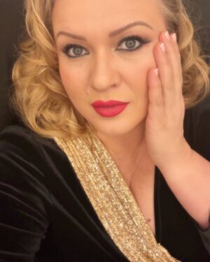 Olesia Zhurakivska Instagram - Не дорікайте мені, що рідко пишу. Іноді не вистачає сил ні моральних, ні фізичних…
іноді здається,що механічно піднімаюсь і йду, тому що мушу йти, бо я доросла , бо маю відповідальність, бо рух це життя, а ми всі мусимо жити, не просто жити- боротися, виборювати , перемагати…
Тим цінніше , що навіть з цим відчуттям, у такі складні часи , попри все , ми ТВОРИМО:безкомпромісно, сміливо, відверто. Ми говоримо про важливе
прямо , щиро , голосно…
Ця світлина з вистави Тамари Труновоі
« РОБОТА З ТІННЮ»
Приходьте.
в @leftbanktheater тут панує істина
#театр #zhurakivska_olesya #leftbanktheatre #роботазтінню #українськийтеатр #тримайсясвогоберега #сучаснийукраїнськийтеатр