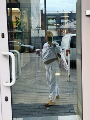 Olga Frycz Instagram - Ale tak szczerze, dziewczyny ! 

Ktòra z Was lubi/lubiła być w ciąży ? 

Przytyć sobie 10,15,20kg ? 
Posapać ? 
Podyszeć ? 
i żeby nòżki popuchły ? 🤭